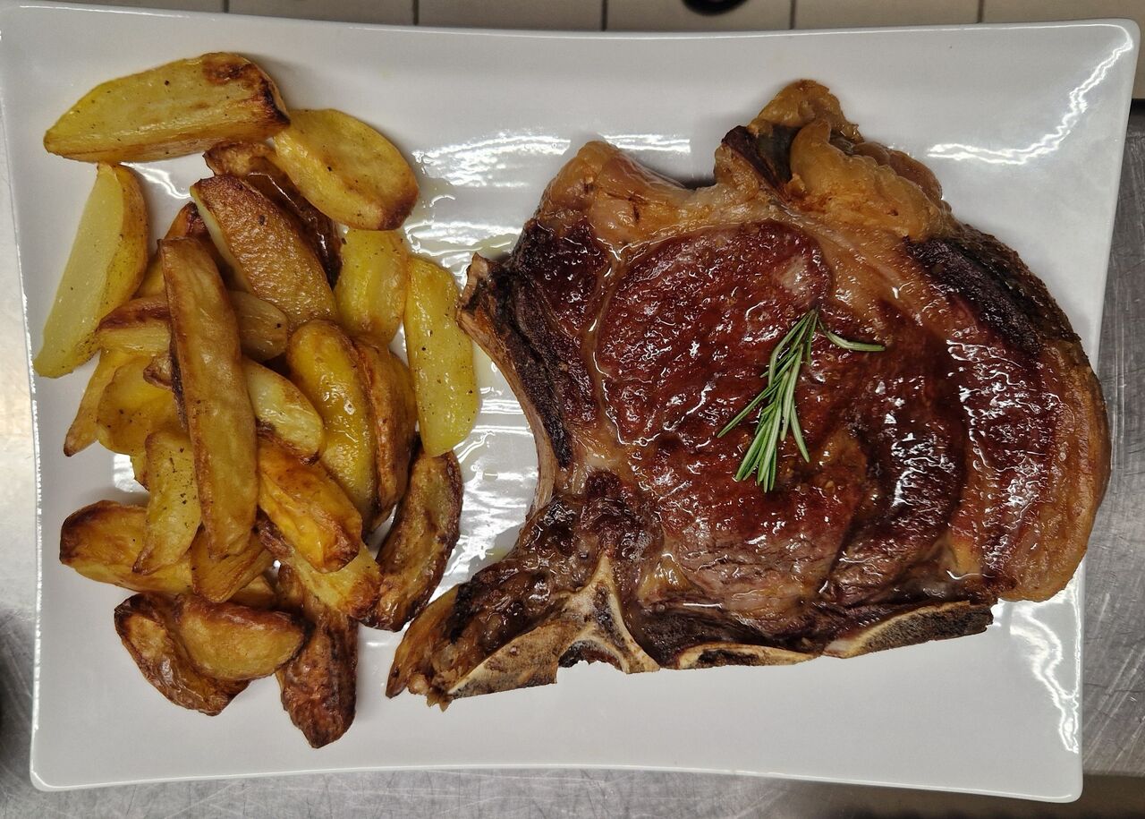 COSTATA DI CHIANINA CON PATATE AL FORNO