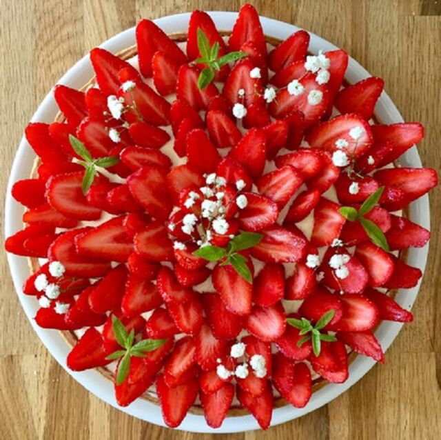 La Joyeuse : pâte sablée à la vanille, crème pâtissière à la vanille et fraises Cléry ou Gariguette ou Mara