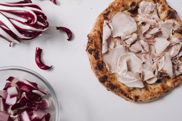 PIZZA STAGIONALE
- Fior di latte
- Porchetta di Ariccia
- Radicchio trevigiano