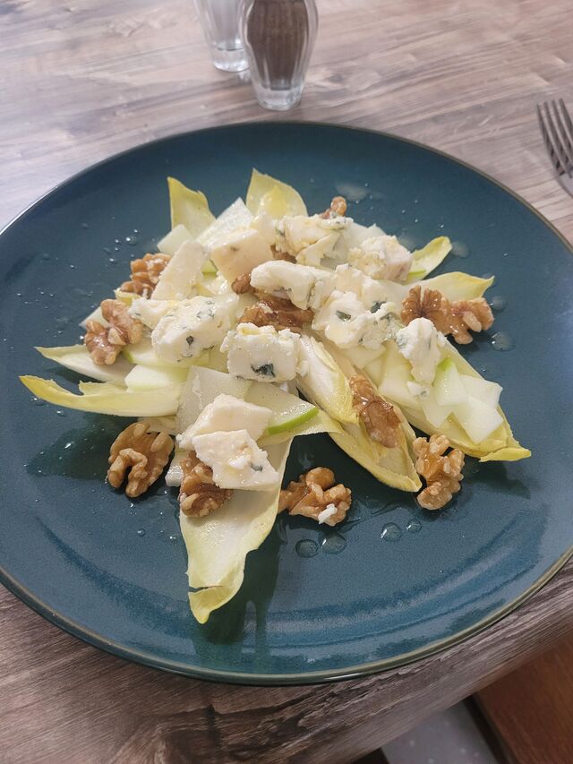 Salade d'Endives, Pommes, Noix et Roquefort