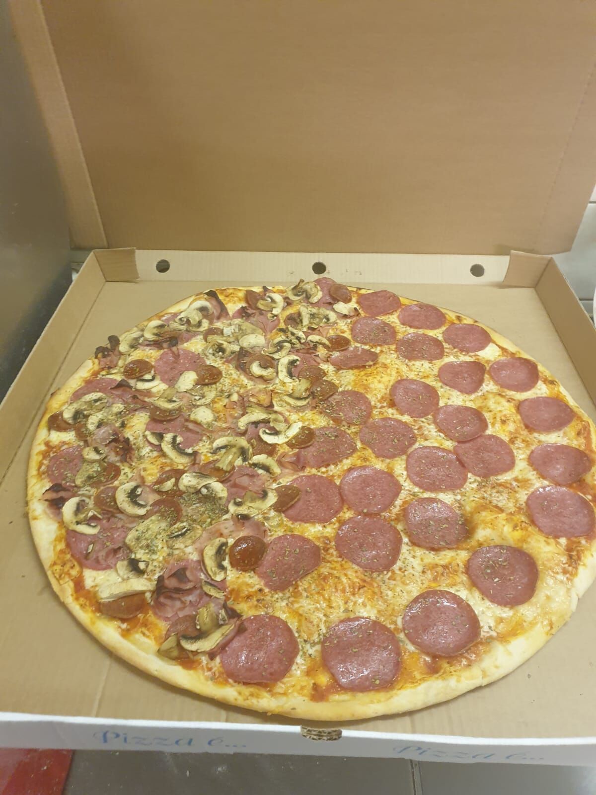 Familienpizza 60cm Toscana/Salami