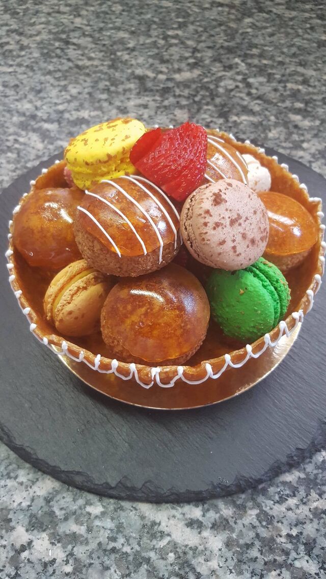 La corbeille de macarons et choux
