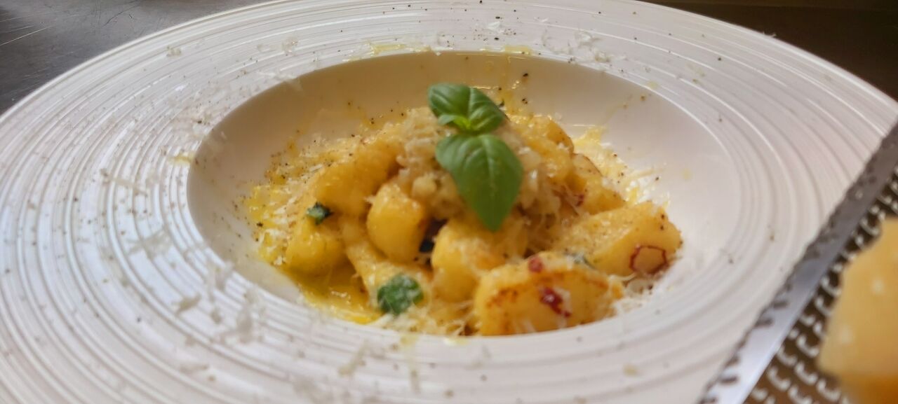 hausgemachte Ricotta-Gnocchi mit geschmelzten Zwiebeln und Salbeibutter