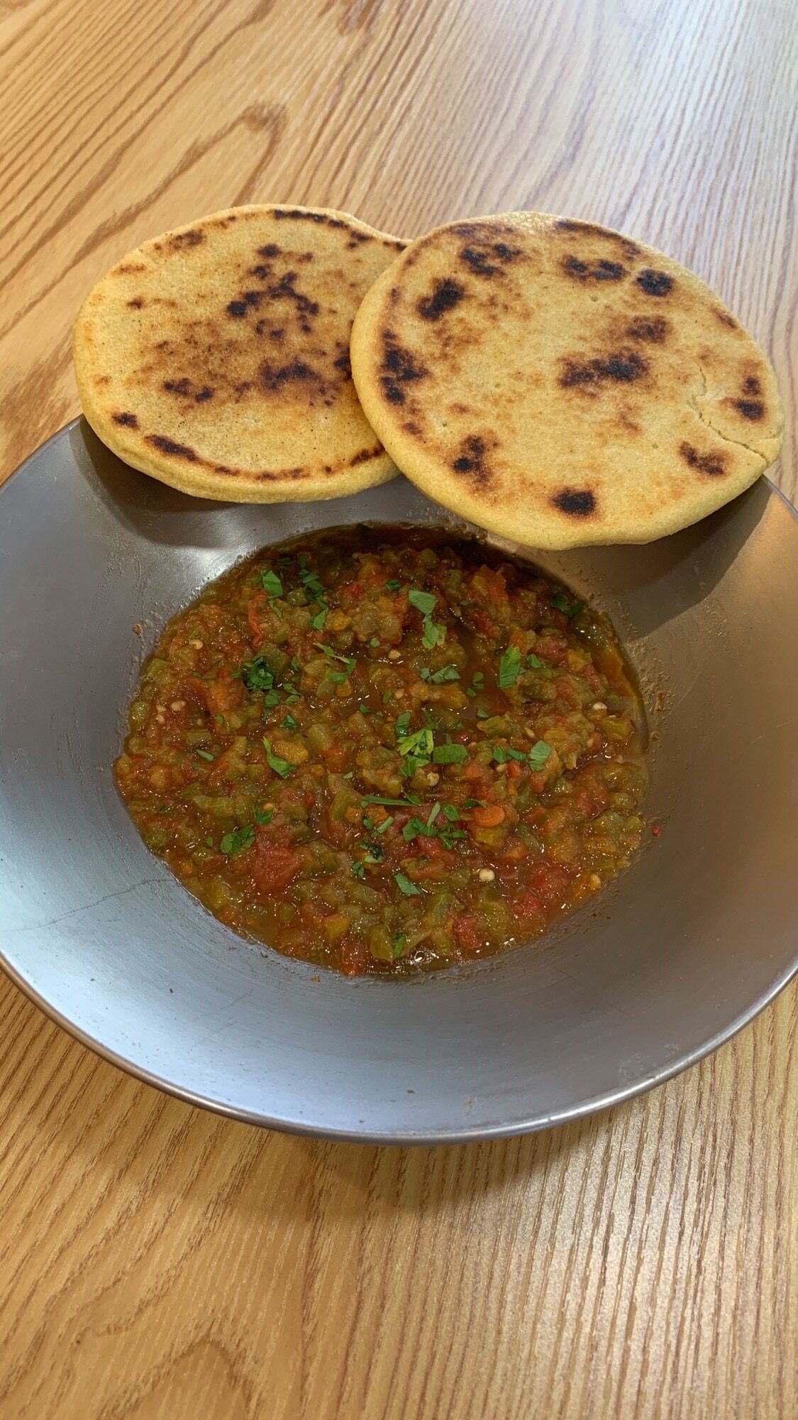 Entrée : lahmiss et Arlom 