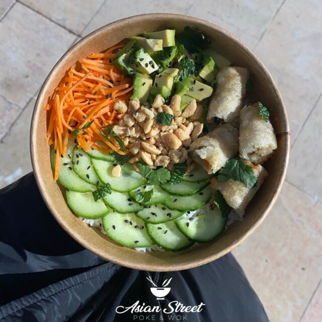 Poke végétarien : nems végétariens, avocat et légumes frais.