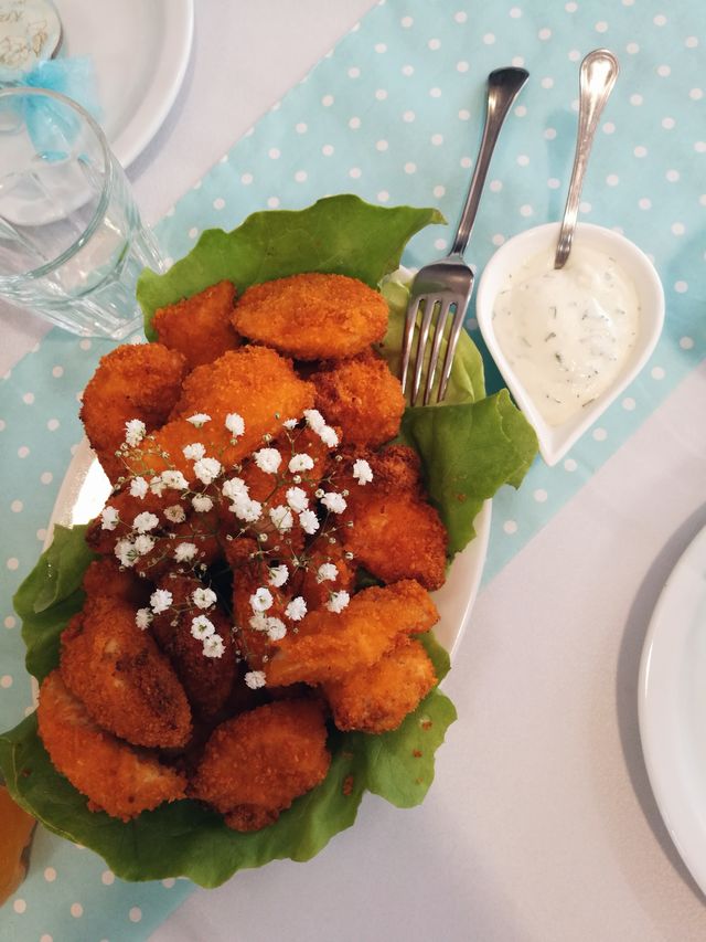 Jedna z przystawek - nuggetsy z sosami 