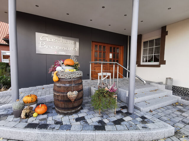 Haupteingang mit barrierefreiem Zugang