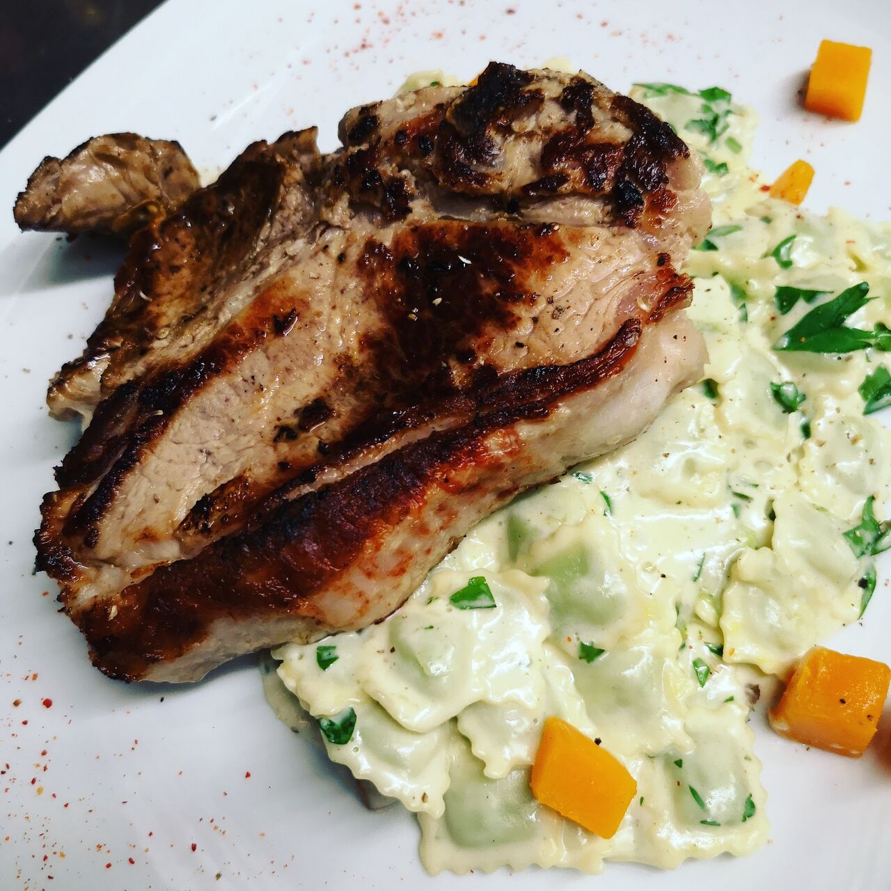 Plat du jour: cote de porc ravioli dauphinois