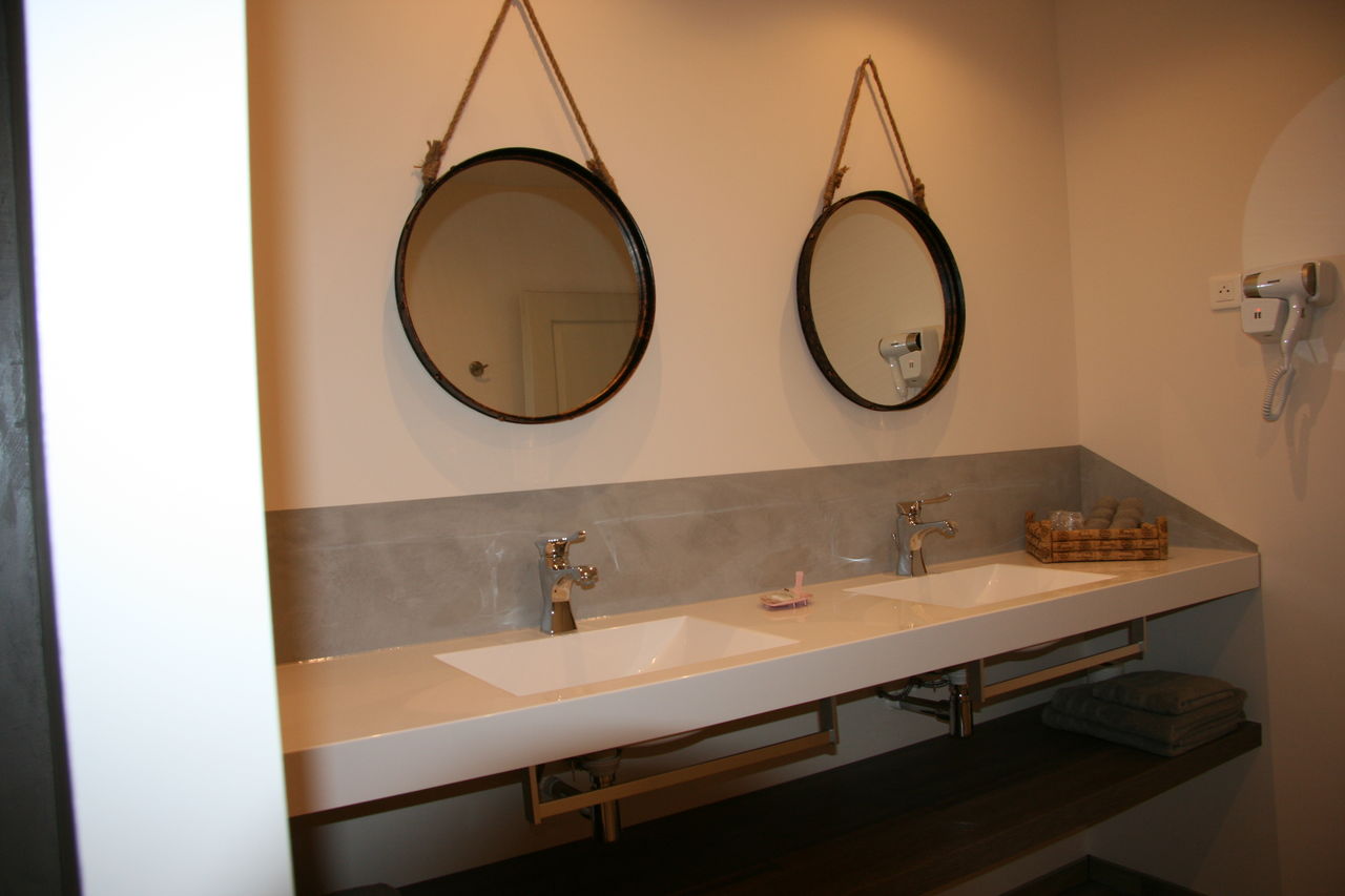 Nos salle de bains. (Our Bathrooms).