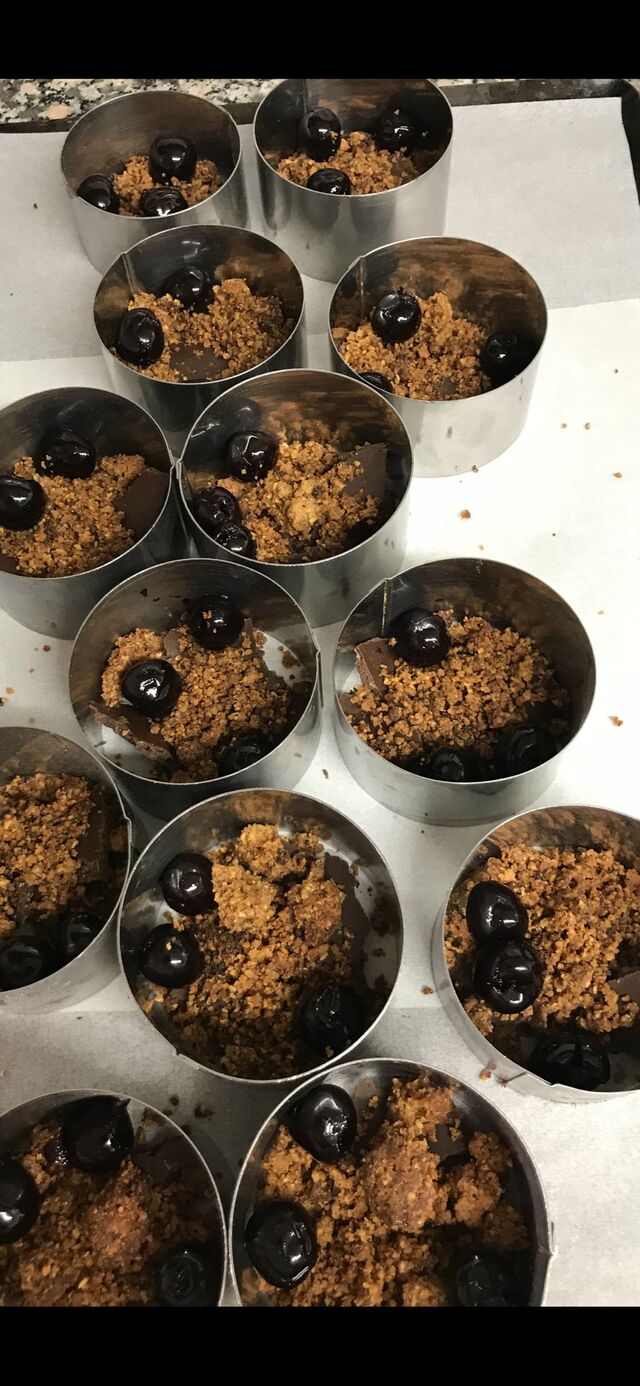 TENTATION CHOCOLAT NOIR PURES ORIGINES EN PRÉPARATION PAR CÉCILE LA PÂTISSIÈRE .................