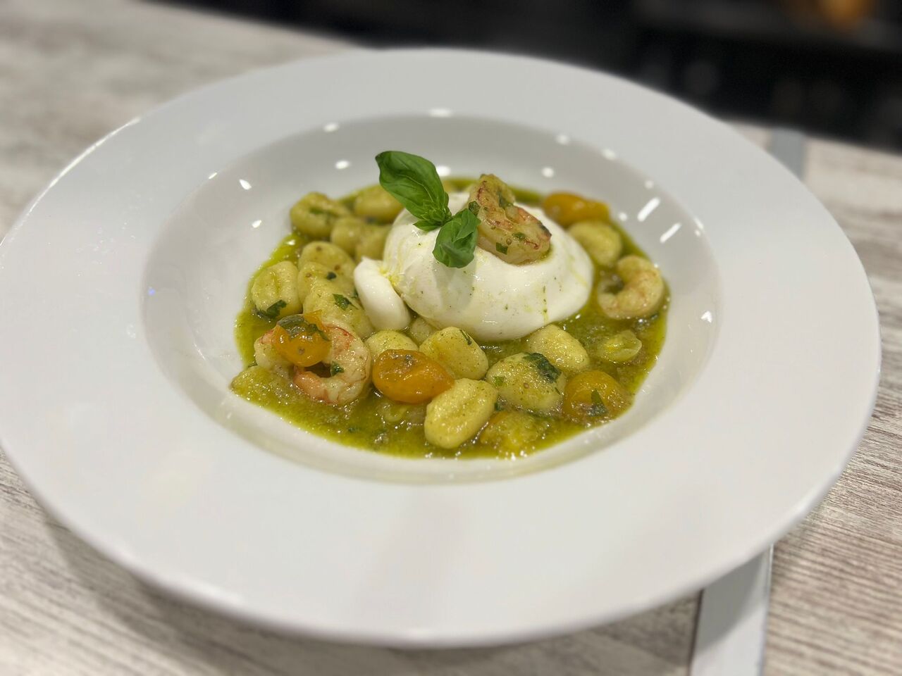 Ñoquis con tomate cherry amarillo, anchoa, gambas y burrata