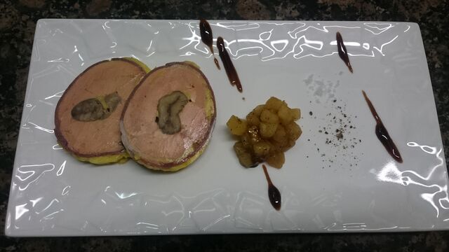 Foie gras au magret fumé façon maki à la châtaignes, chutney pommes cannelle