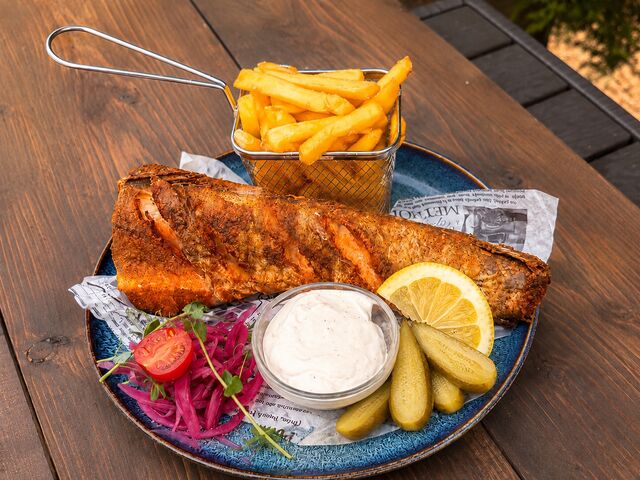 ARANYBARNÁRA SÜLT HEKK HASÁBBURGONYÁVAL,HÁZI KOVÁSZOS UBORKÁVAL ÉS TARTÁRMÁRTÁSSAL🍟🐟