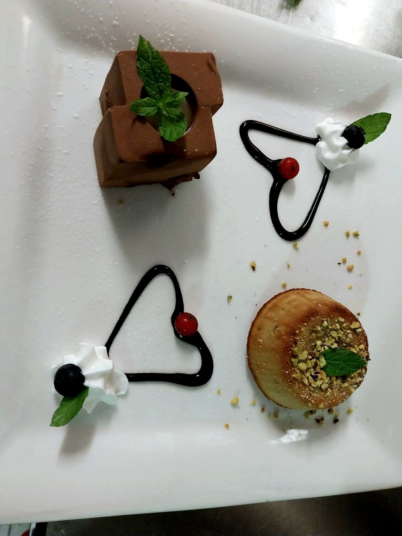 Tortino al pistacchio e cubo cioccolato e pera🍫