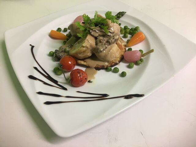 Suprême de volaille fermière aux morilles,petits légumes croquants et crêpe parmentière