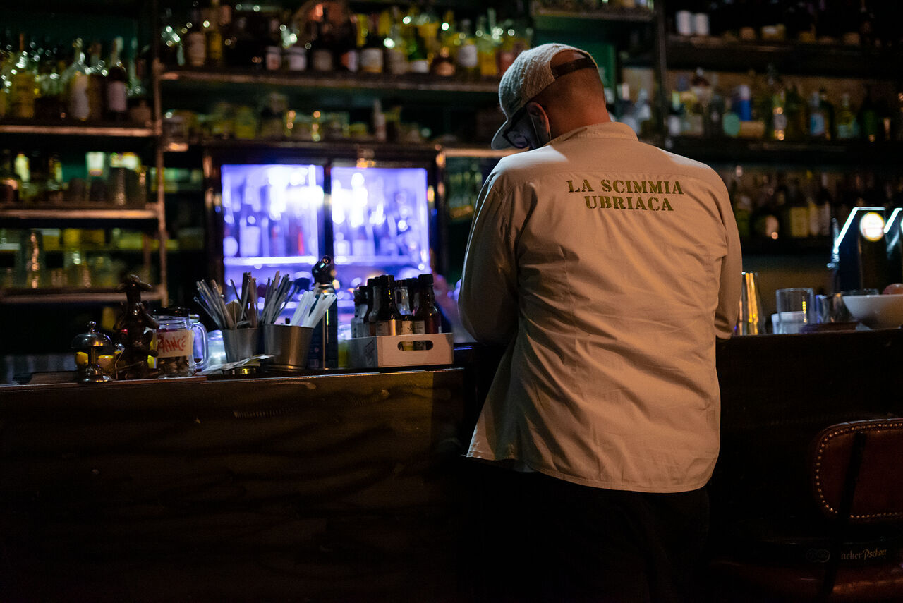 Un nome, un luogo, tutti i cocktail che vuoi.
Entra nella giungla, scopri La Scimmia Ubriaca.
