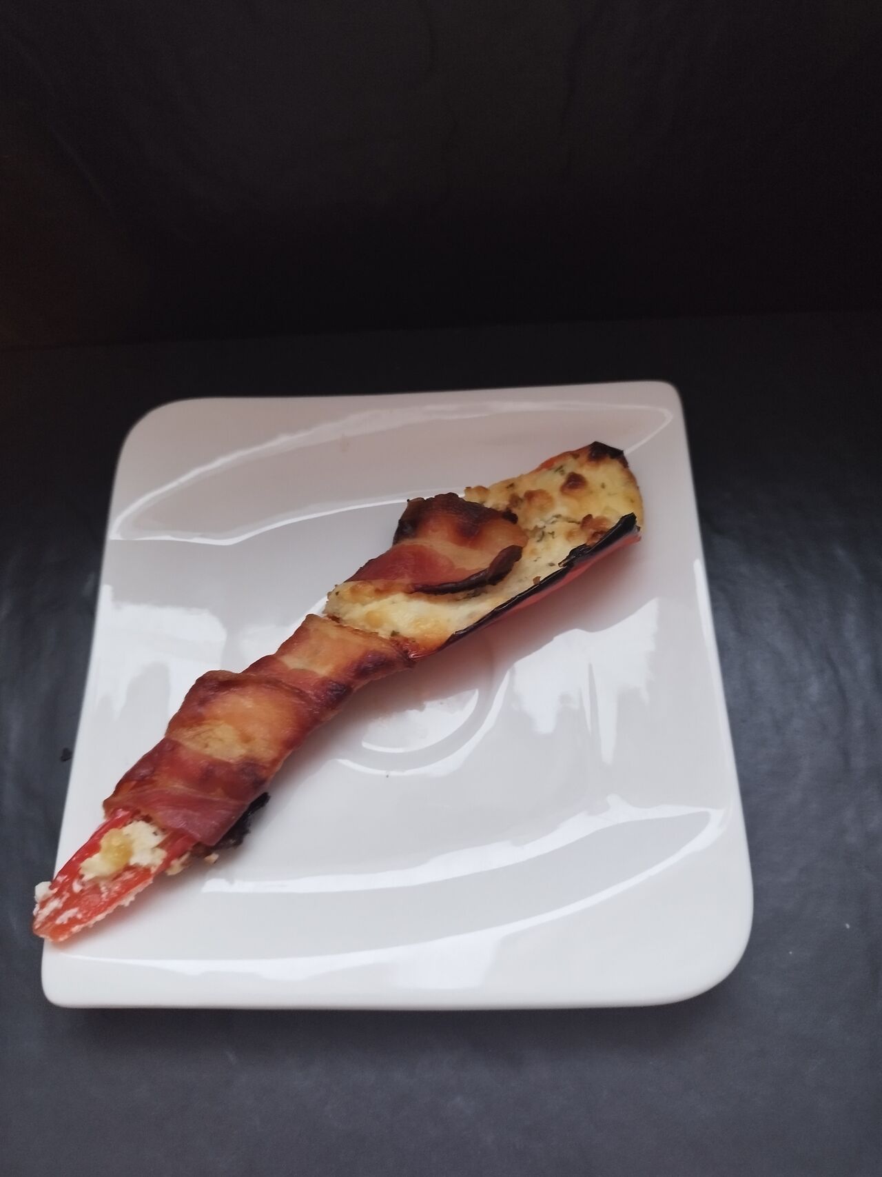 Frischkäse- Paprika- Schiffchen im Speckmantel