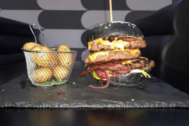 BLACK BURGER
Un pain moelleux à l'encre de seiche son goût extra steak bouché et sa garniture spéciale
Victime de son succès!