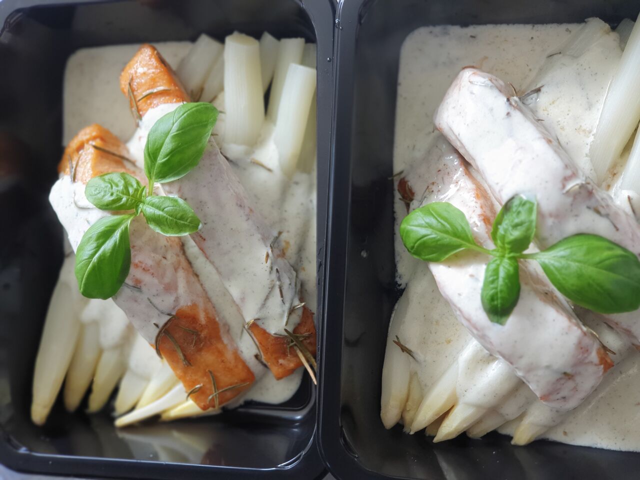 Lachsfilet auf Spargel mit Sahnesouce