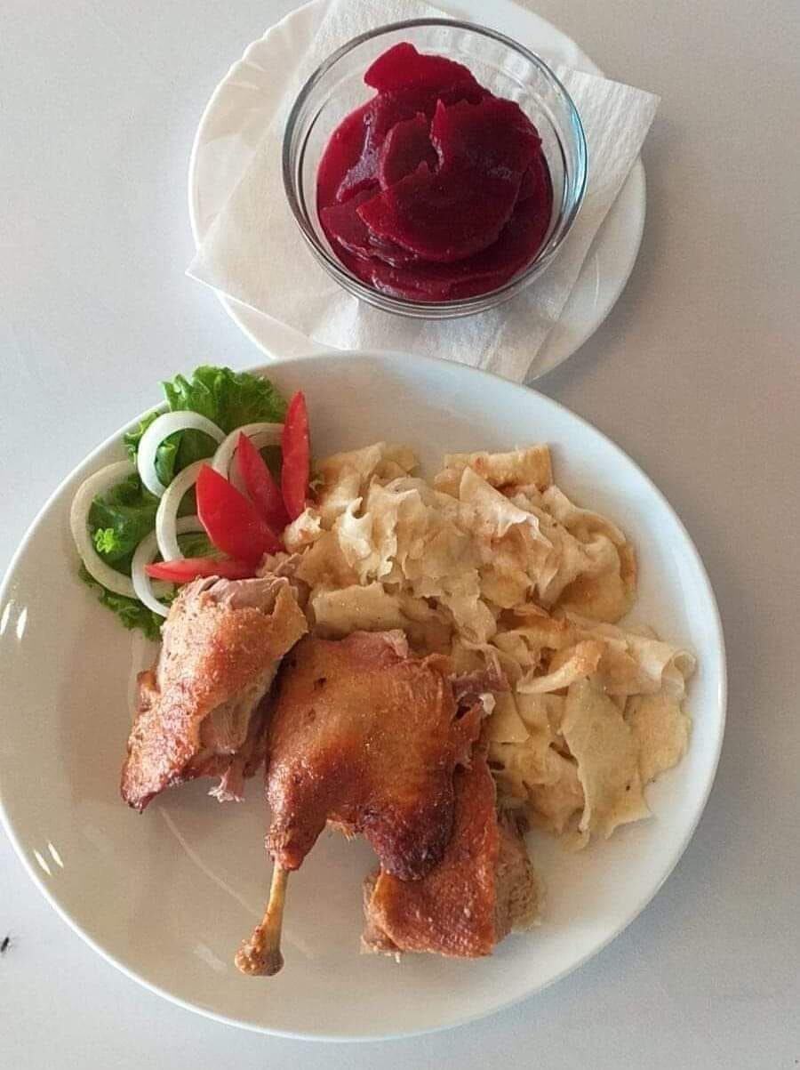 Pečena patka, mlinci, salata