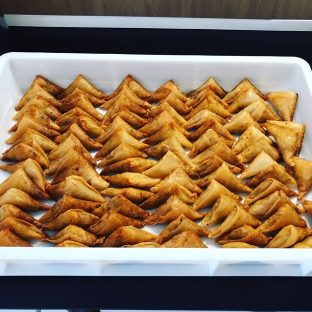 Samoussas préparés pour un événement