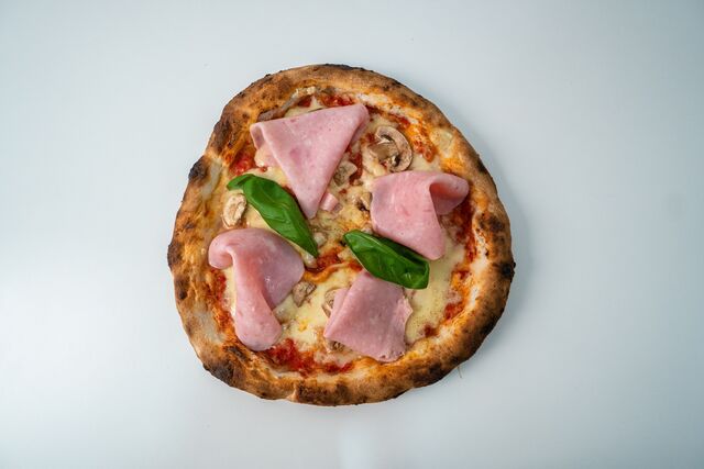PIZZA PROSCIUTTO E FUNGHI.
