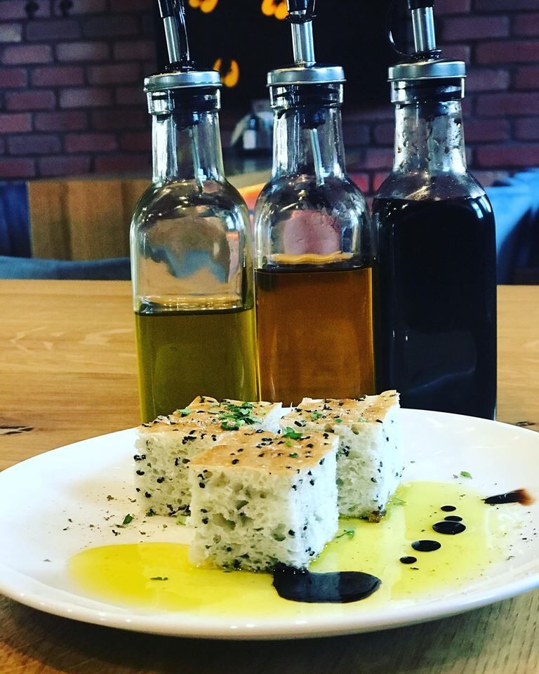 Focaccio z czarnuszką - na pobudzenie kubków smakowych i oczekiwanie za zamówione dania .