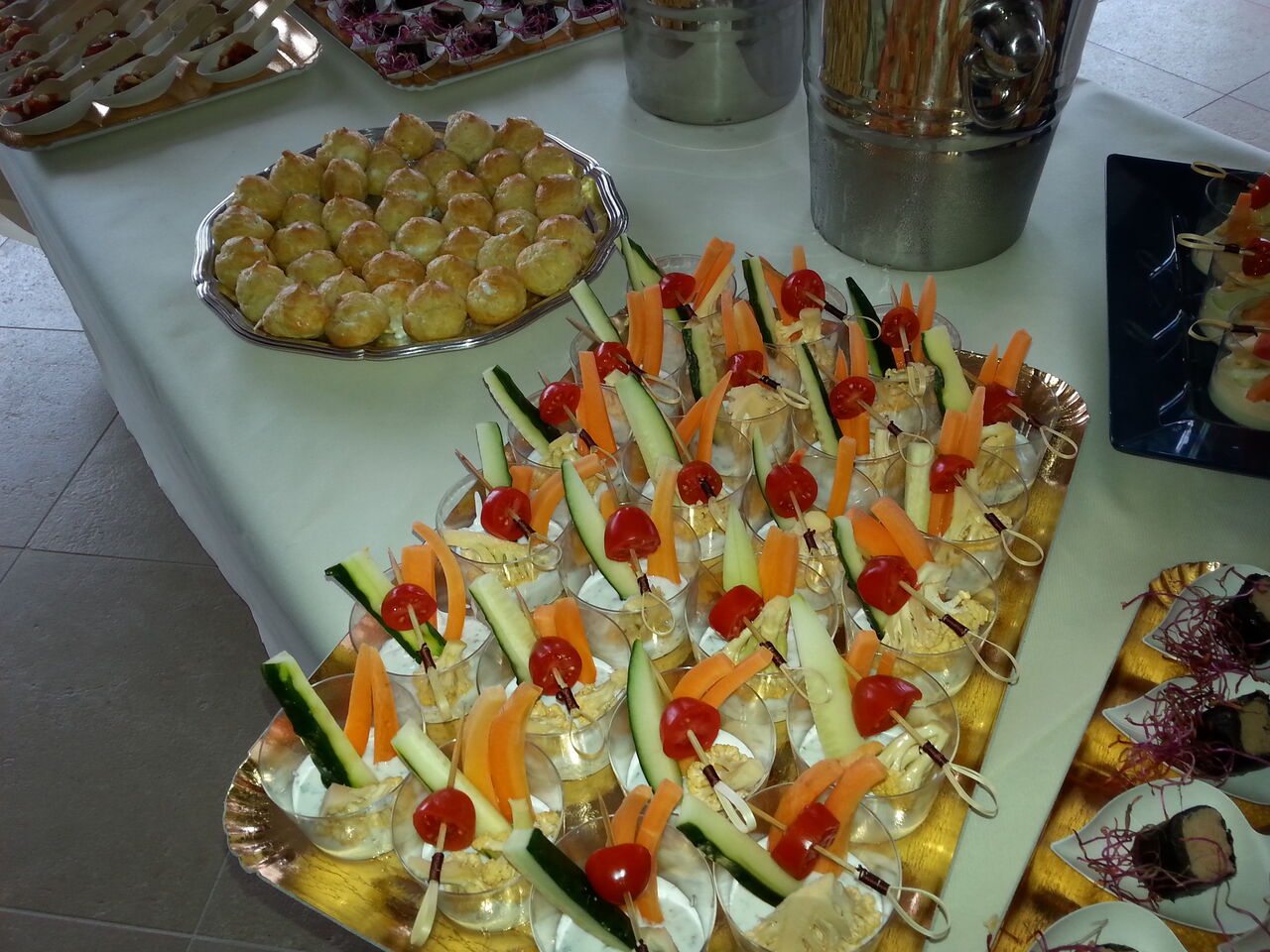 gougères au fromage et verrine de fromage frais et légumes
