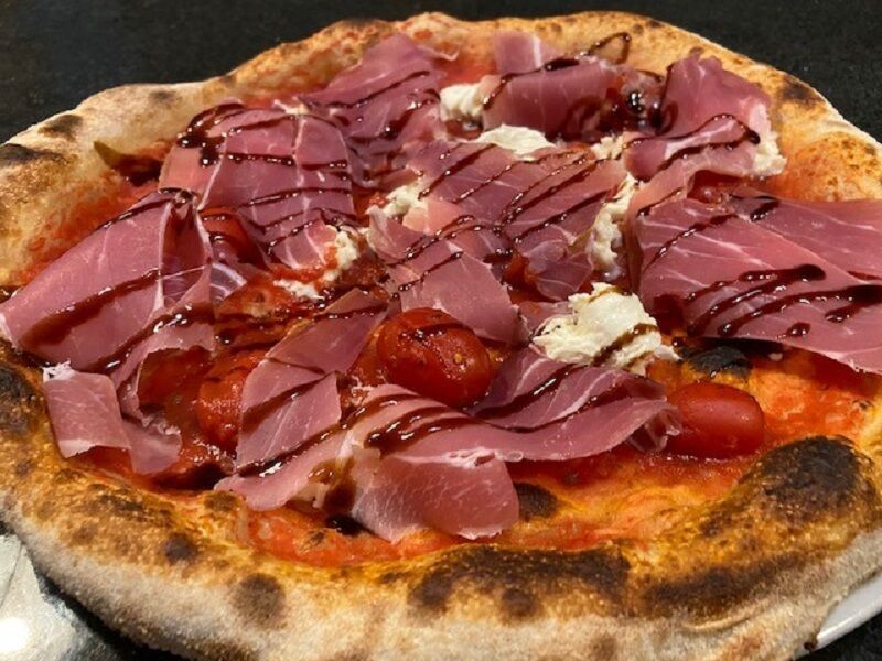 Deluxe: Datterini, frische Mozzarella, Parmaschinken und Balsamicocreme (13,90€)