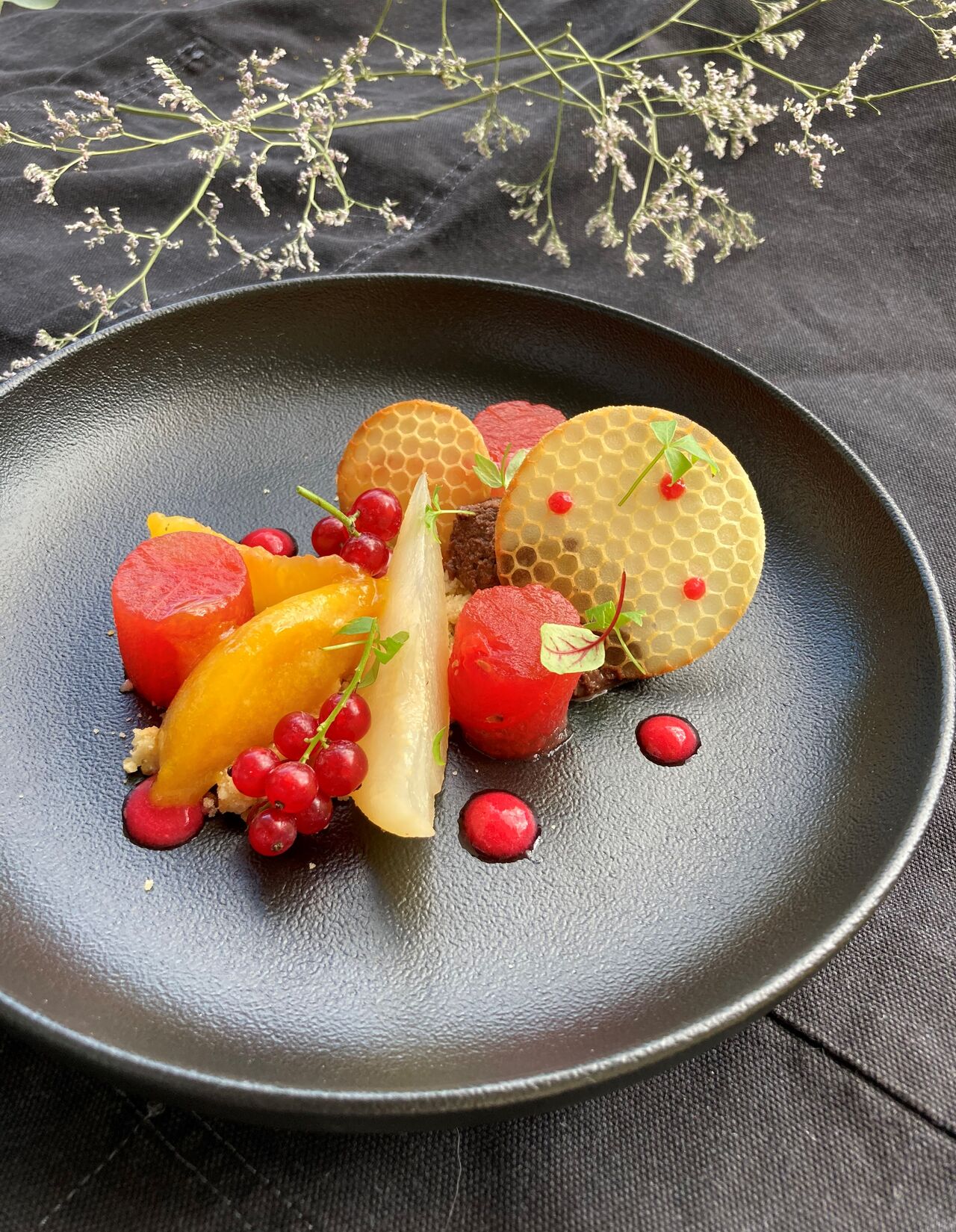 Un dessert de cuisinier : crumble, pastèque compressée, poires pochées, sorbet, tuile de miel et coulis de groseille