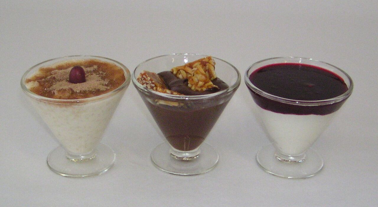 Milchreis
Schokodessert mit Mandelkrokant
Ricotta-Limonencreme mit Waldfruchtcoulis 