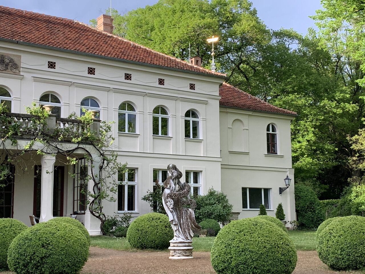 Gartenparterre mit goldener Wetterfahne