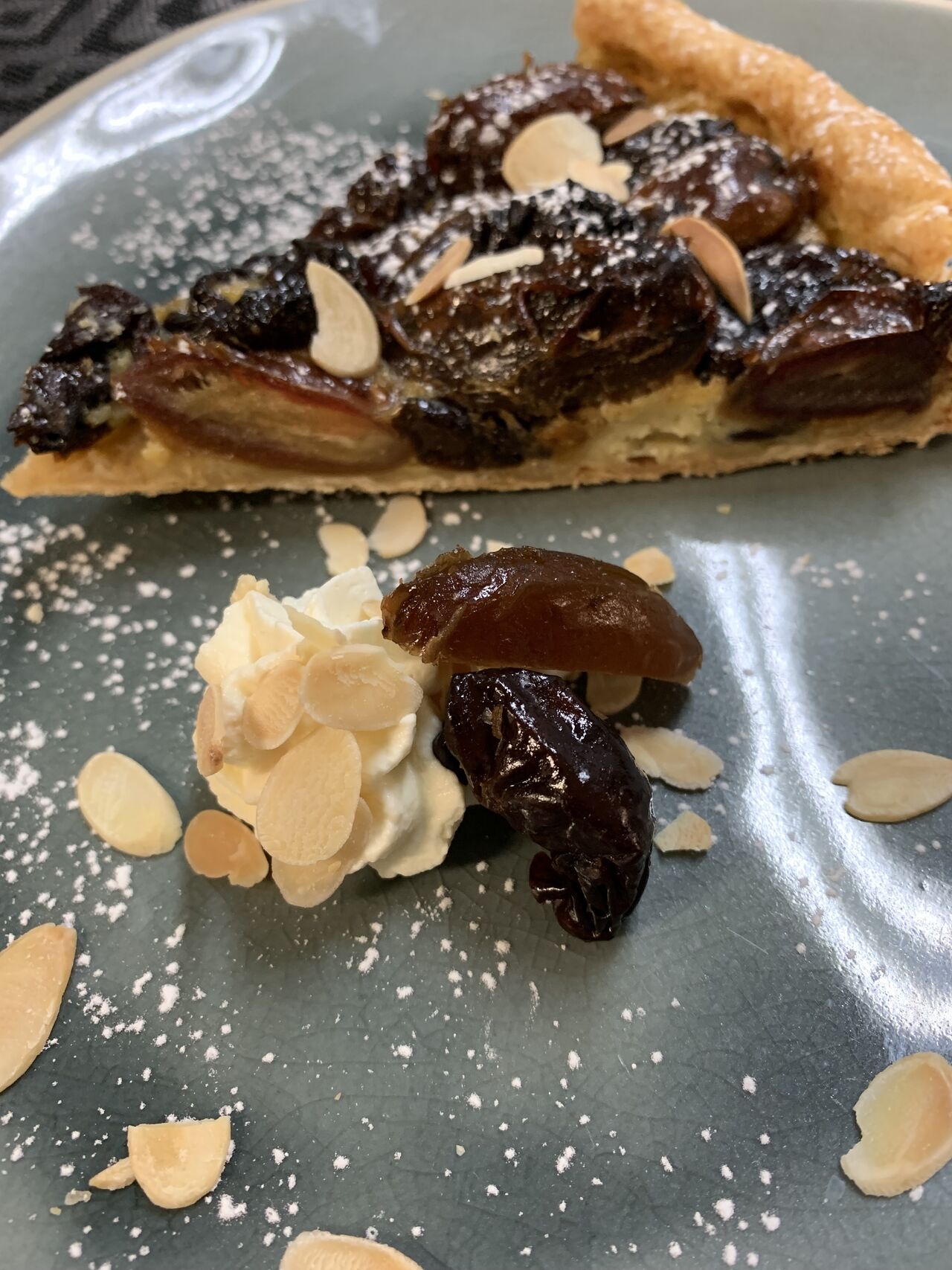 La Tarte aux Pruneaux, Dattes et Cannelle
