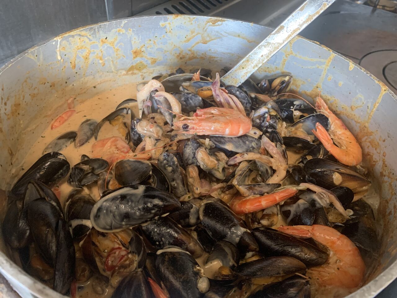 Poêle de sauce pour pâtes aux gambas 