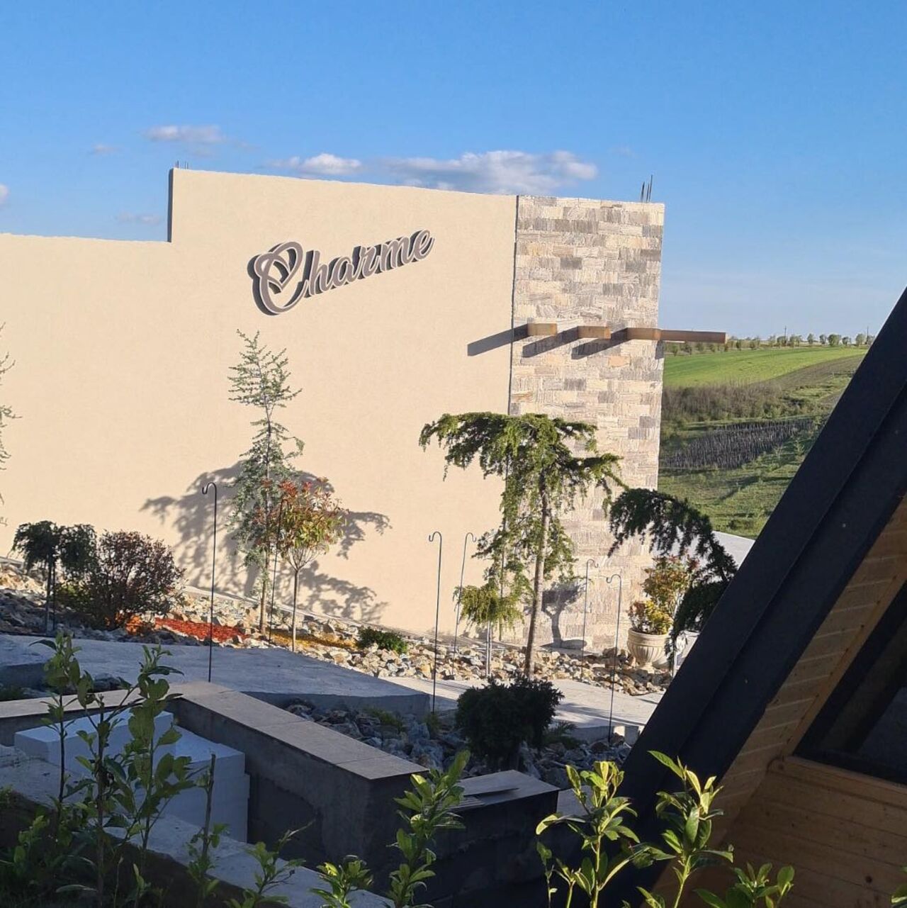 Serviciile locatiei Charme!