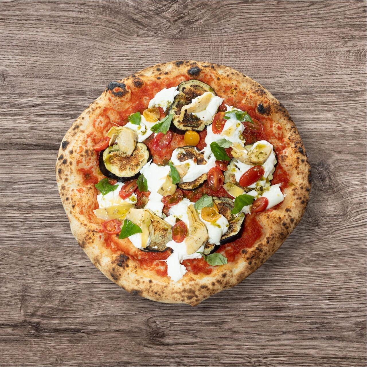 Ortolona (new ⭐) ▪ 15€ : sauce tomate bio, aubergines grillées, burrata, artichauts marinés, tomates cerises, pesto