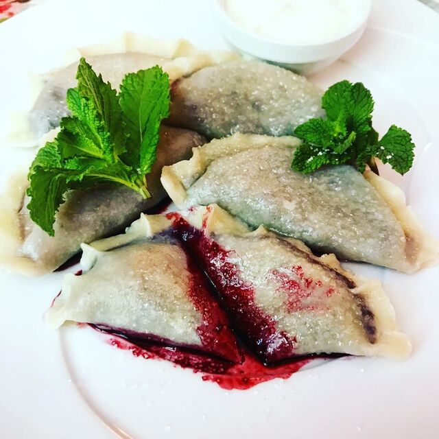 Pierogi z jagodami i kwaśną śmietaną