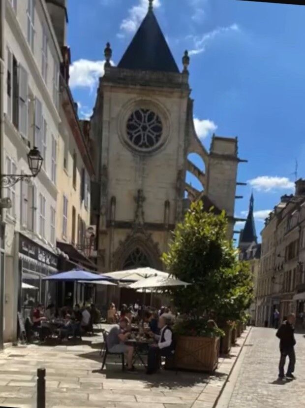 Terrasse ombragée sur rue piétonne, dépaysement garanti 
