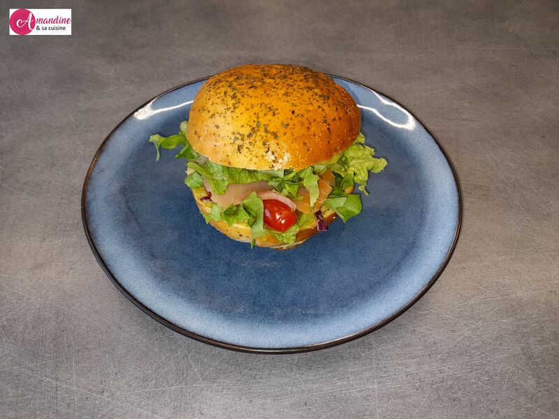 SandBurg au pain à burger brioché au citron et ail des ours, guacamole, saumon fumé, crudités