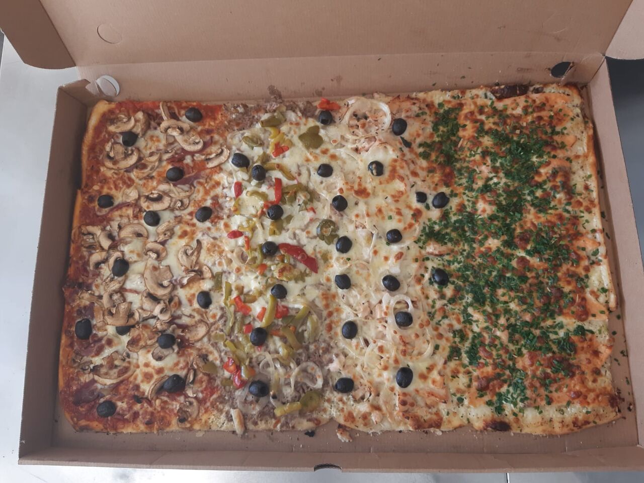 plaque de pizza à composer avec 4 choix de garnitures selon vos envies à partir de 45€