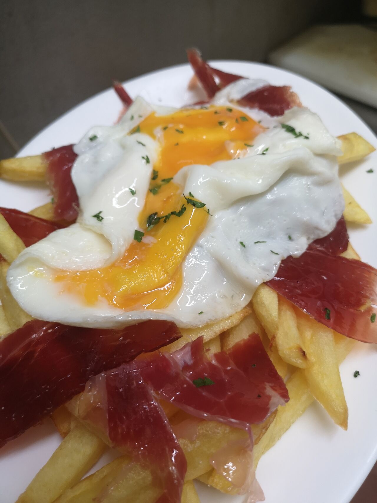 Huevos rotos con jamón 