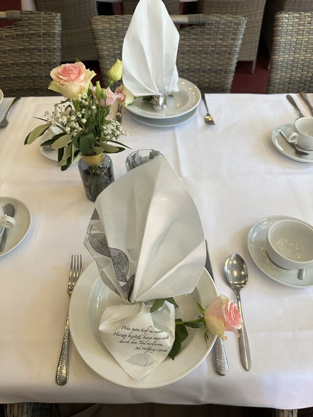 Individuelle Trauerfeier-Tischdekoration