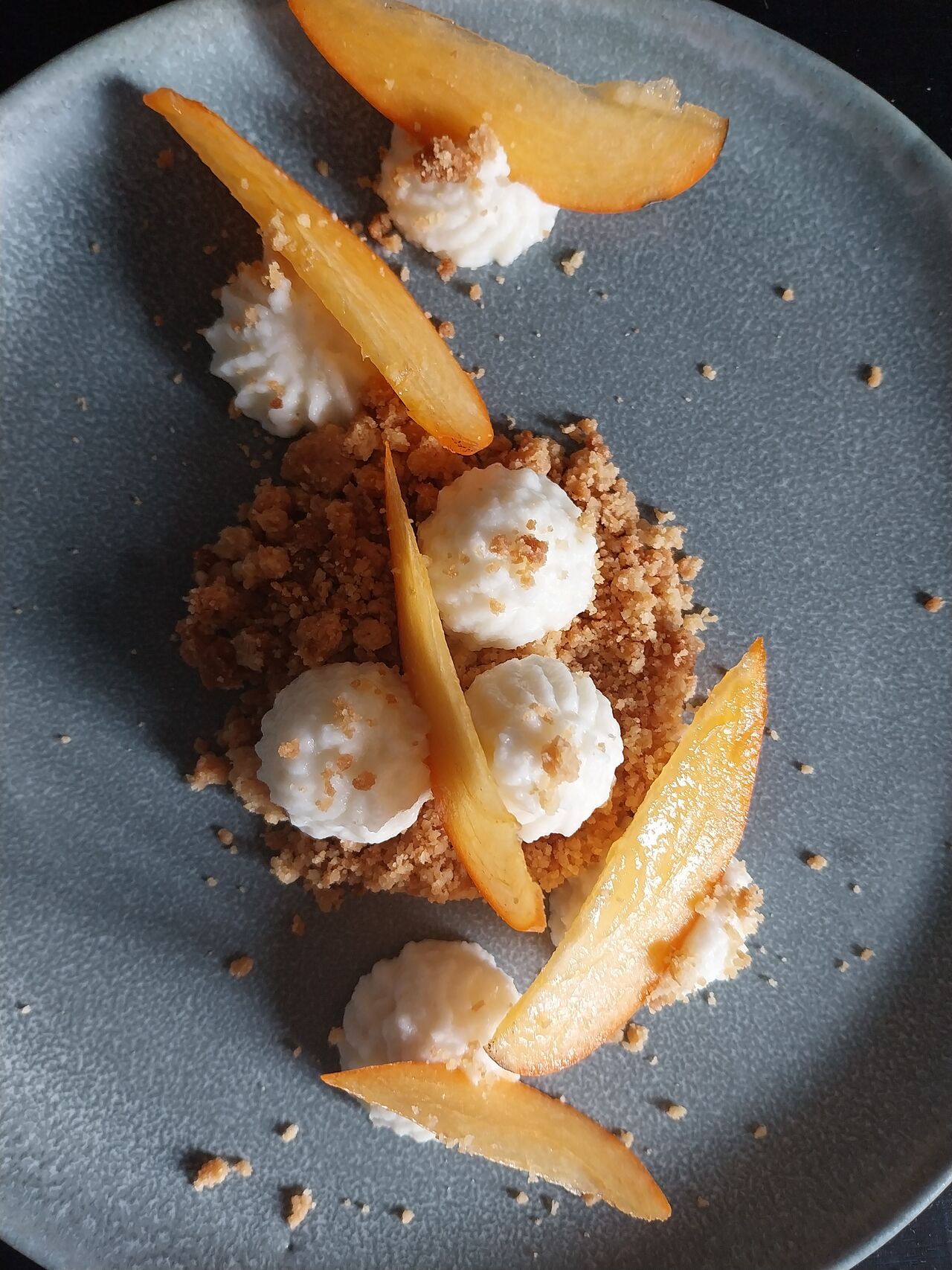 Tarte sablé destructurée de kaki, ganache légère au coco