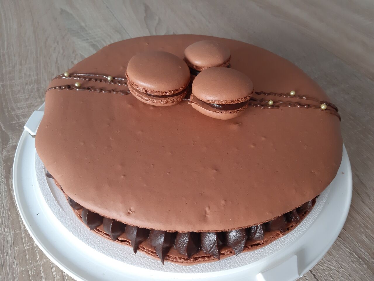 Gros macaron au chocolat noir (4,00€ la part)