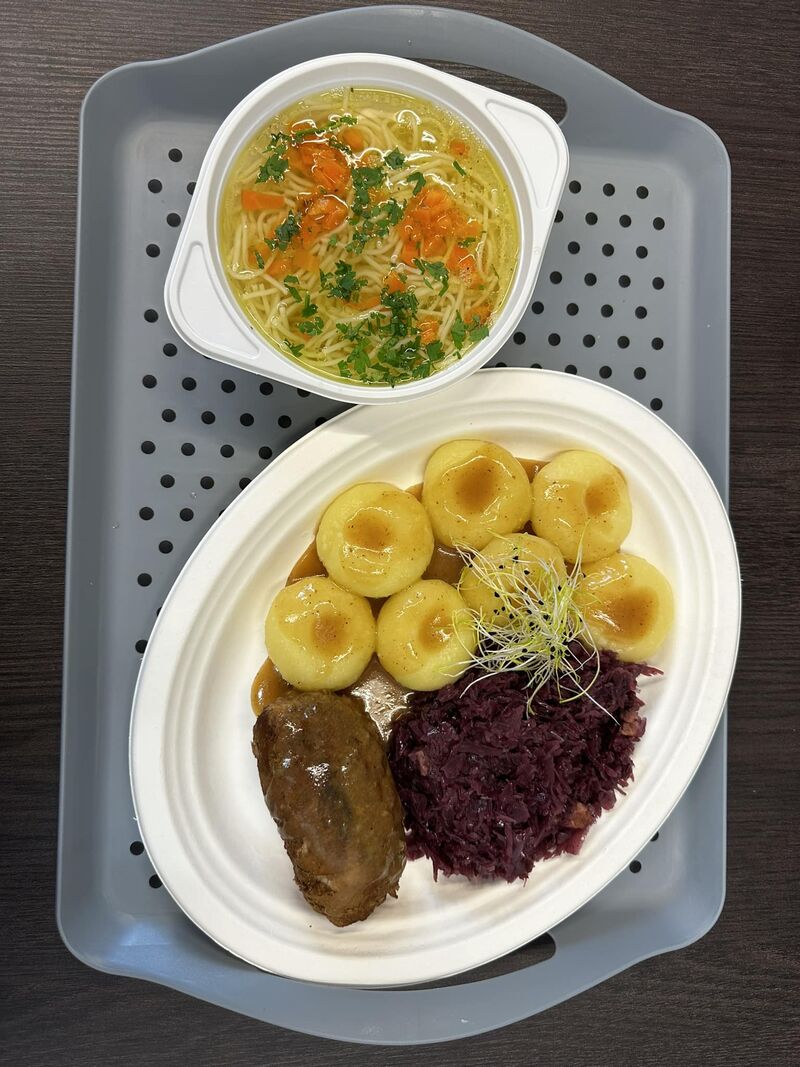 Rolada śląska z kluskami i modrą kapustą z rosołem (dostępna tylko w niedzielę)