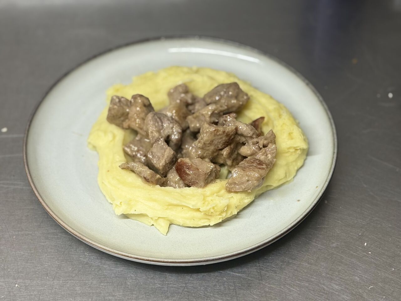 Ceafa cu usturoi si piure de cartofi 