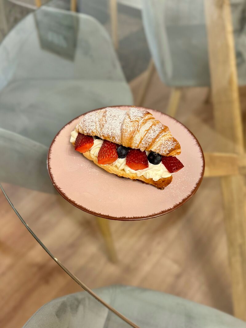 Croissant plněný mascarpone a ovocem