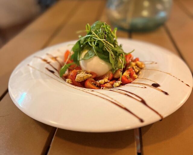 Burrata con tartar de tomates y fresas / Burrata with tomato and strawberry tartare