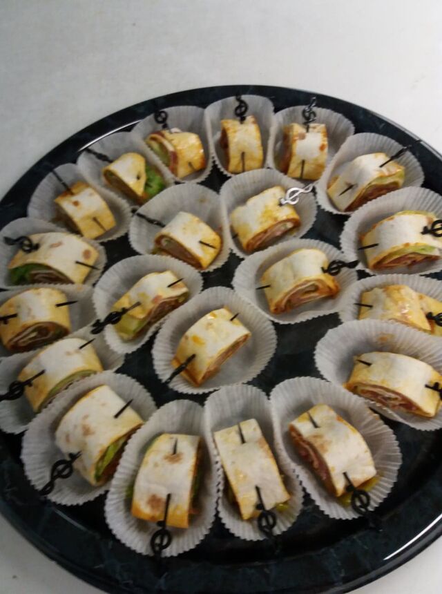 Hapje: wrap met rode pesto en parmaham