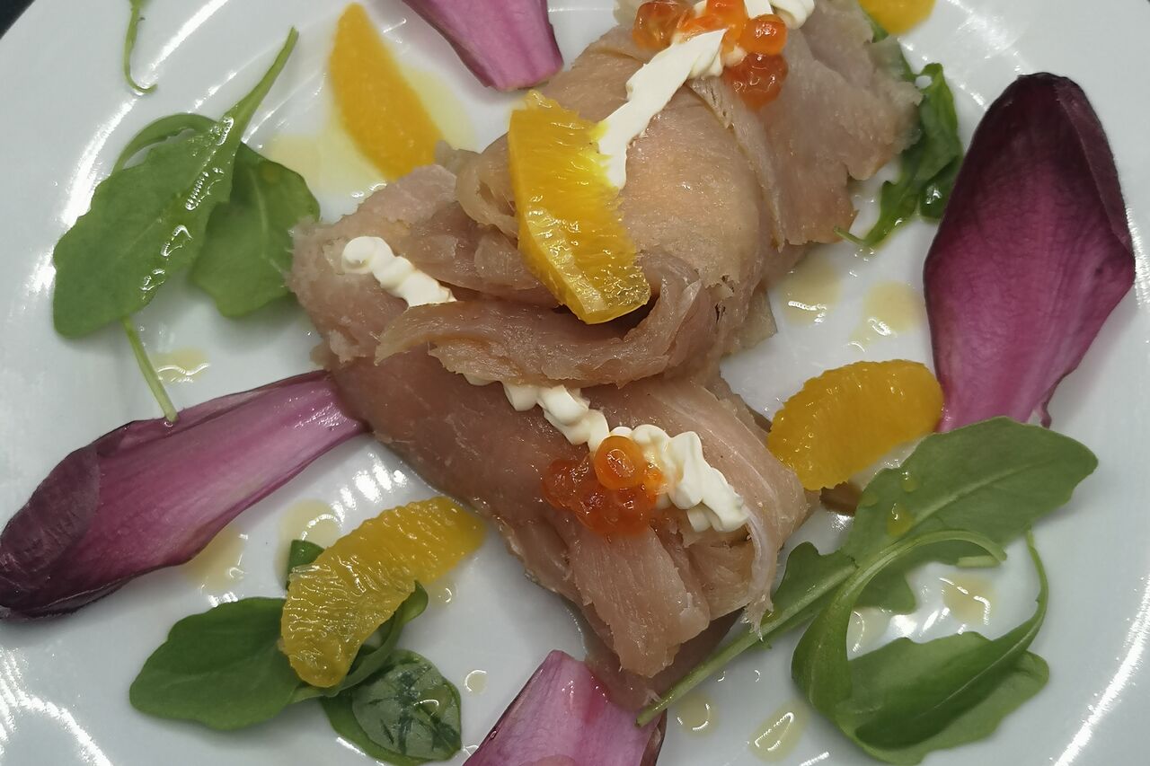 Rollmopps de flétan fumé crème aux œufs de saumon et segments d'agrumes